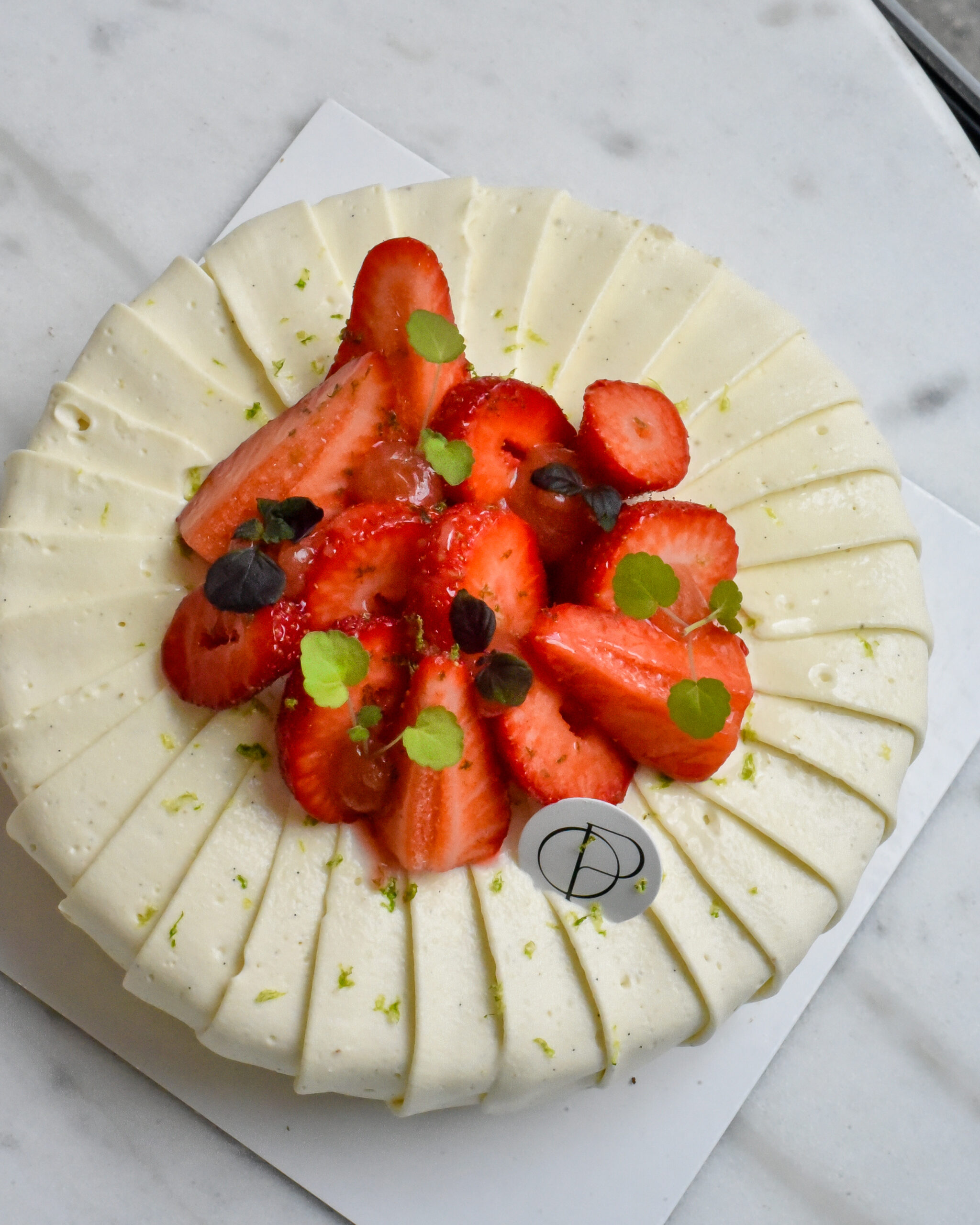 _RIZ1957-2 strawberry cake on white ceramic plate